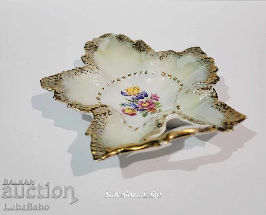 Баварска чинийка за дреболии (trinket dish) с цена € 15.00 | 29.34 лв.