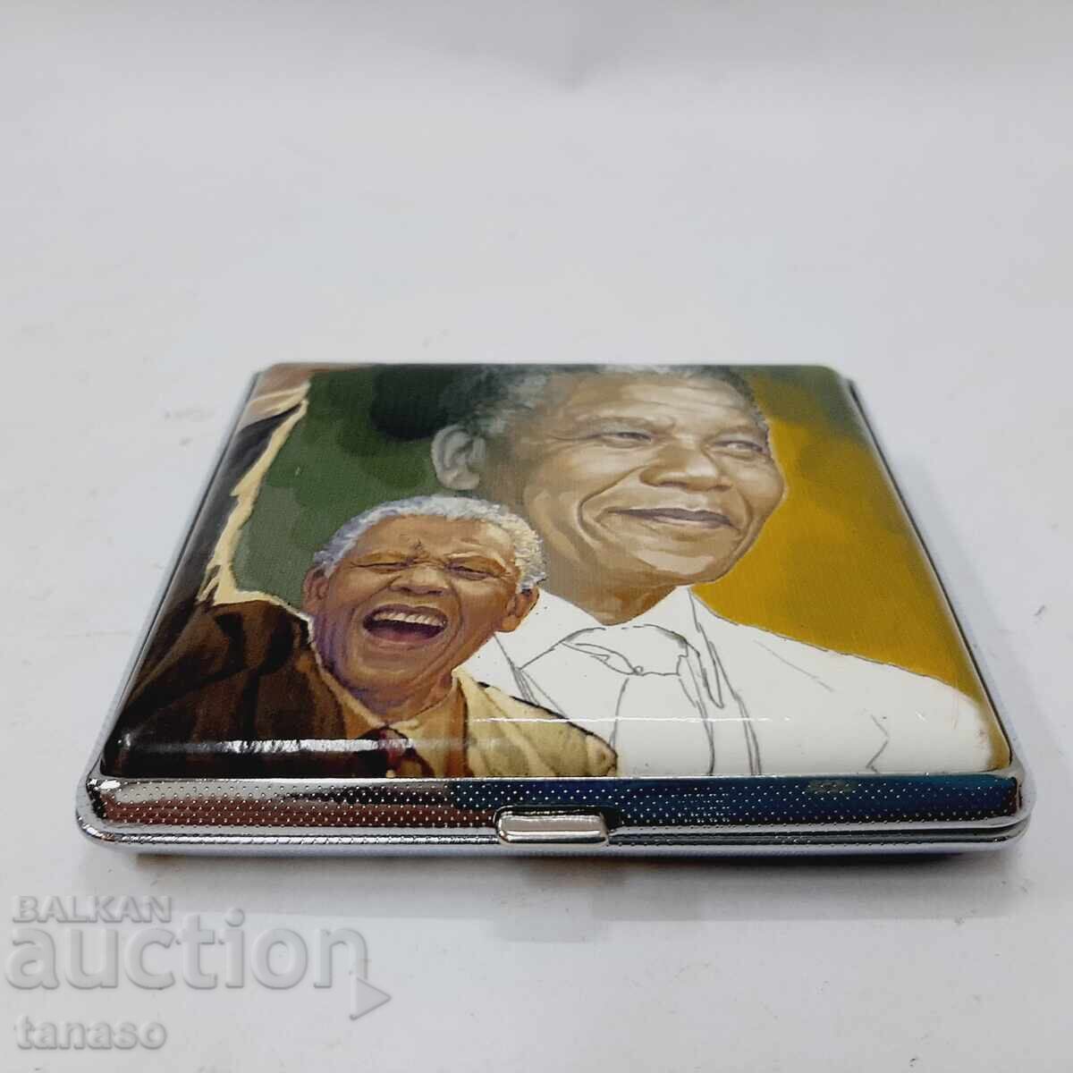 Tabacheră cu Nelson Mandela (10.3) cu preț € 7.00 | 13.69 BGN Tabacheră cu Nelson Mandela (10.3) cu preț € 7.00 | 13.69 BGN