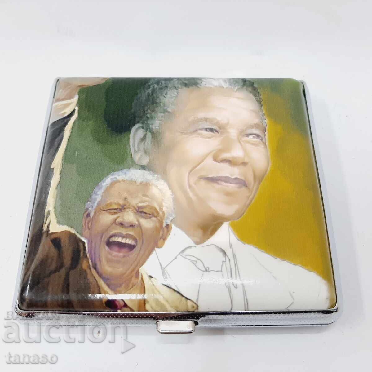 Cigarette case with Nelson Mandela (10.3)