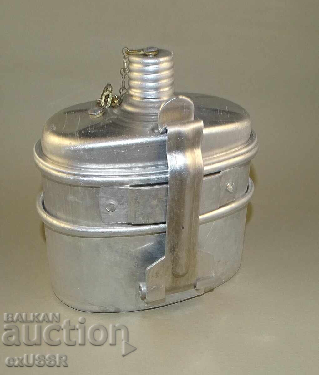 Veche cană de campanie cu cană militară rusească