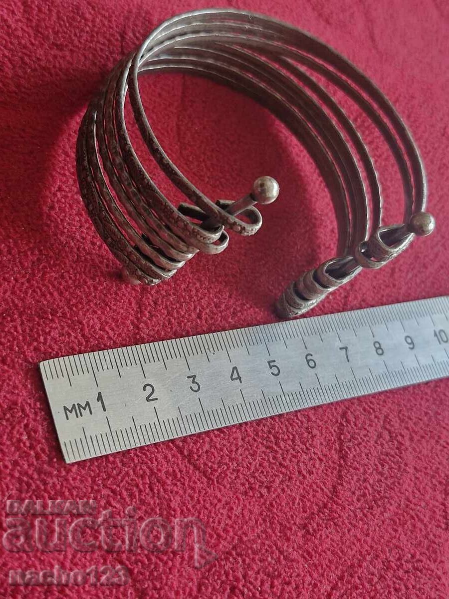 Bratara placata cu argint veche cu preț € 4.00 | 7.82 BGN