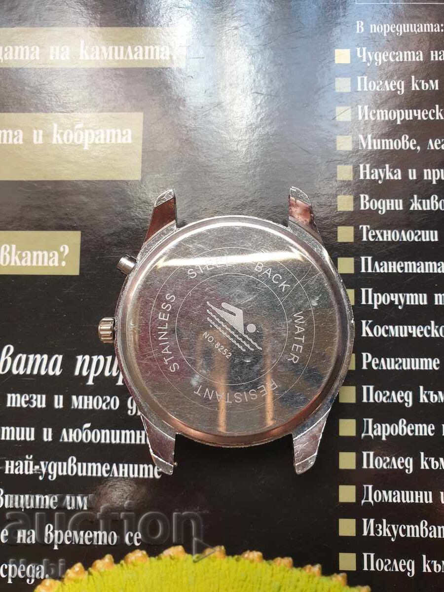 Доставка на Работещ красив часовник.