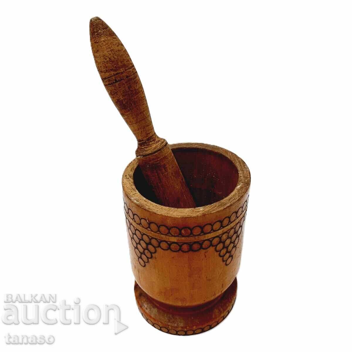 Licitație Vechi mojar din lemn pirogravat (5.4)