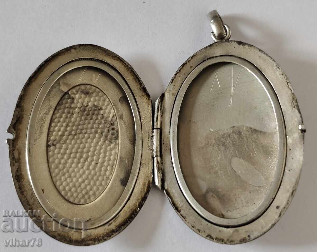 Auction  OLD PHOTO LOCKET.