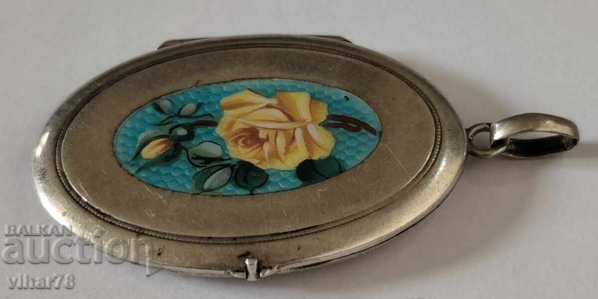 Delivery of OLD PHOTO LOCKET.