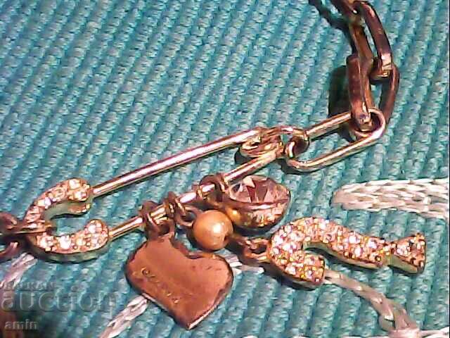 Frumos colier Guess cu 4 cercuri pentru fete/domnișoare cu preț € 4.00 | 7.82 BGN