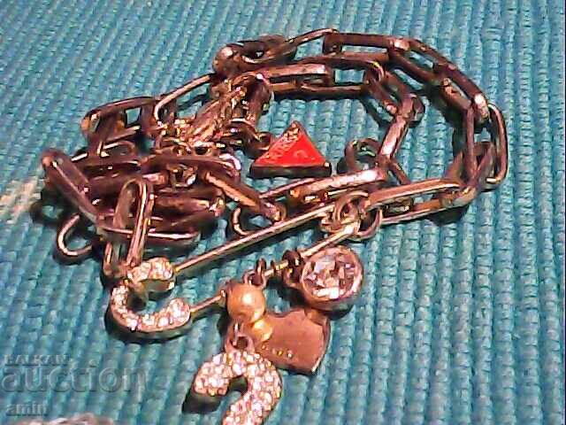 Livrarea Frumos colier Guess cu 4 cercuri pentru fete/domnișoare