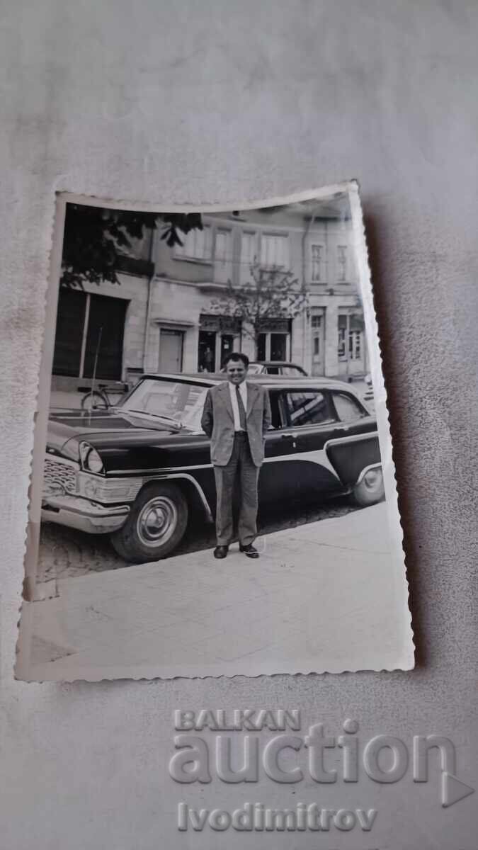 Φωτογραφία Μέζντρα Άνδρας μπροστά από αυτοκίνητο Τσάικα στον δρόμο