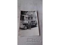 Fotografie Mezdra Bărbat în fața unui automobil Ceaikă pe stradă