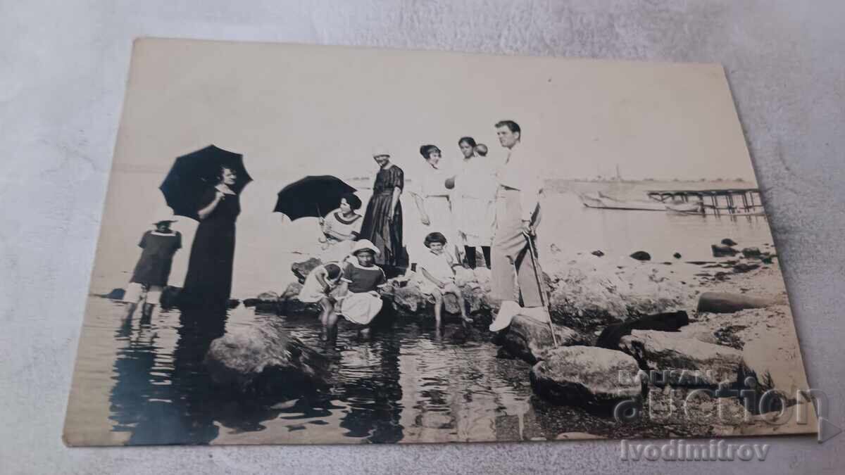 Снимка Месемврия Мъж жени и деца на скалите 1922
