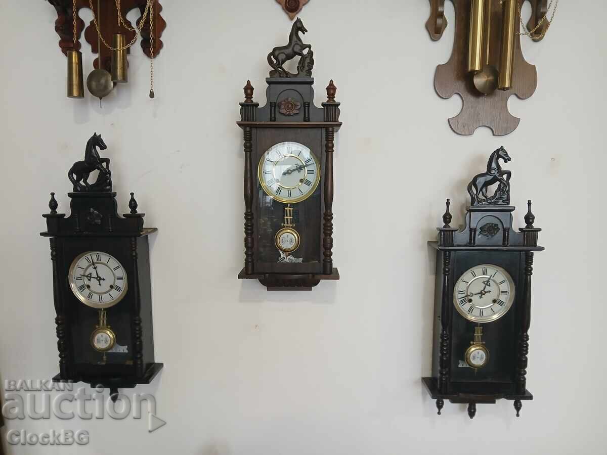 Set de 3 ceasuri de perete germane antice – Regulatoare cu stemă cu cal