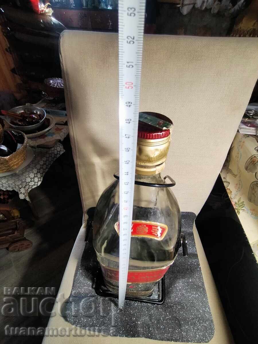 Φιάλη ουίσκι που λικνίζεται με τιμή € 30.00 | 58.68 BGN