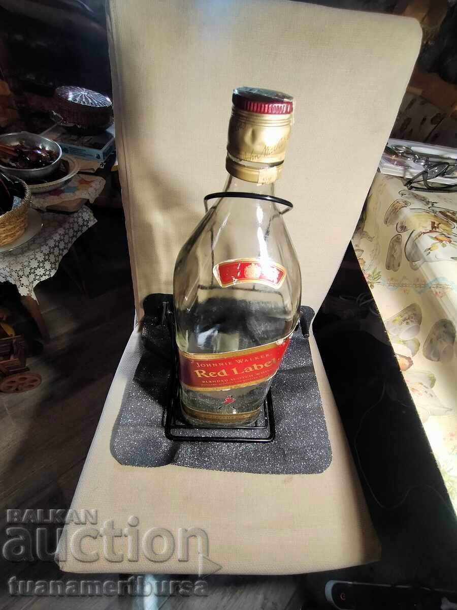люлееща се бутилка уиски