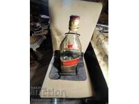 Φιάλη ουίσκι που λικνίζεται