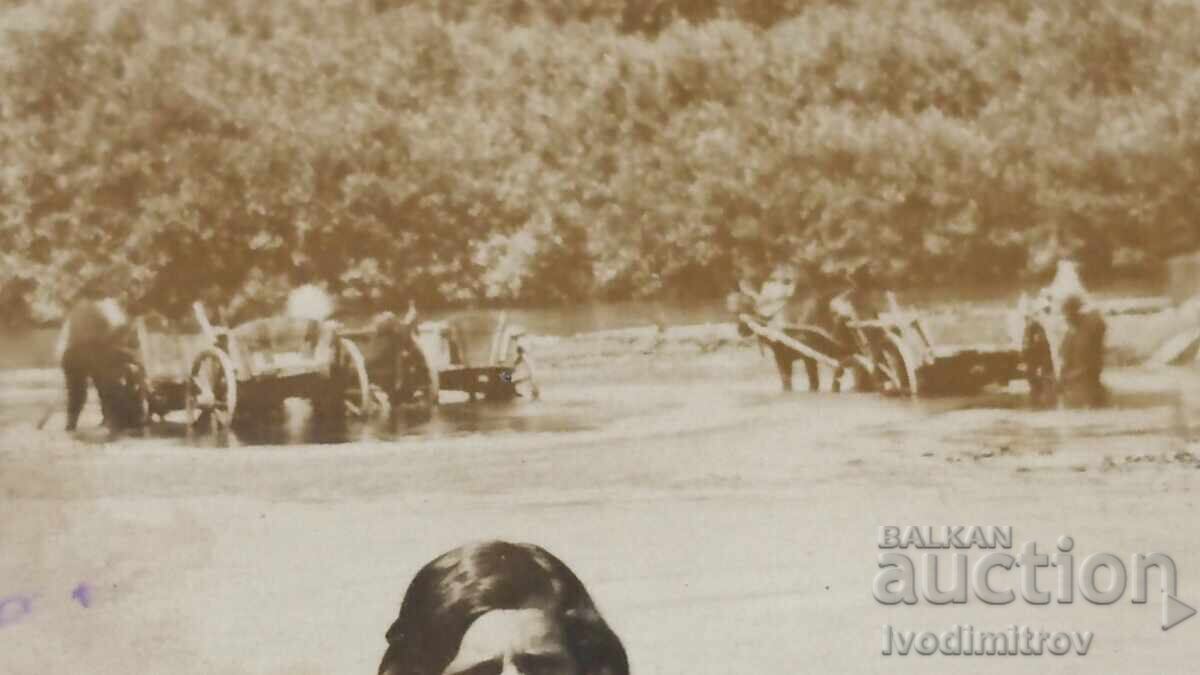 Fotografie Fată și doi băieți într-un râu mare cu preț € 1.47 | 2.88 BGN