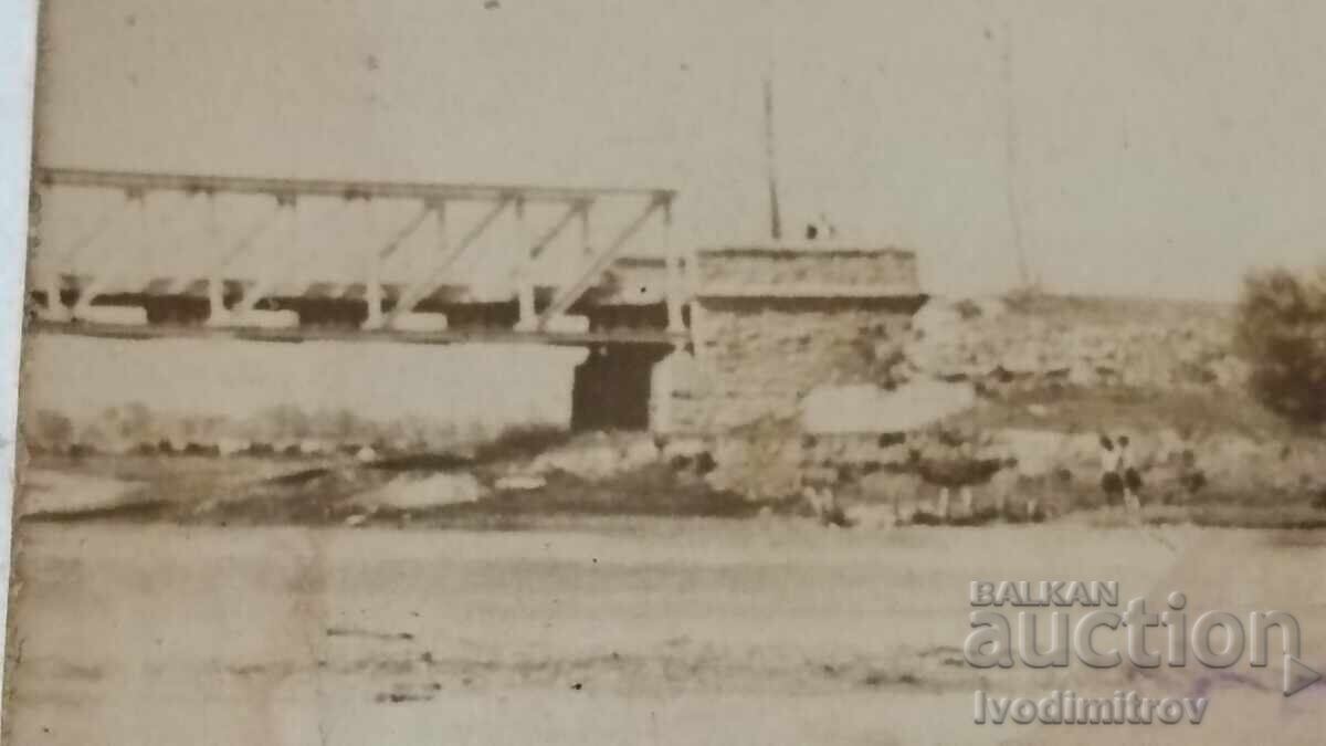 Licitație Fotografie Fată și doi băieți într-un râu mare