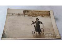 Fotografie Fată și doi băieți într-un râu mare