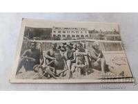 Снимка Мъже жена и две деца на плажа