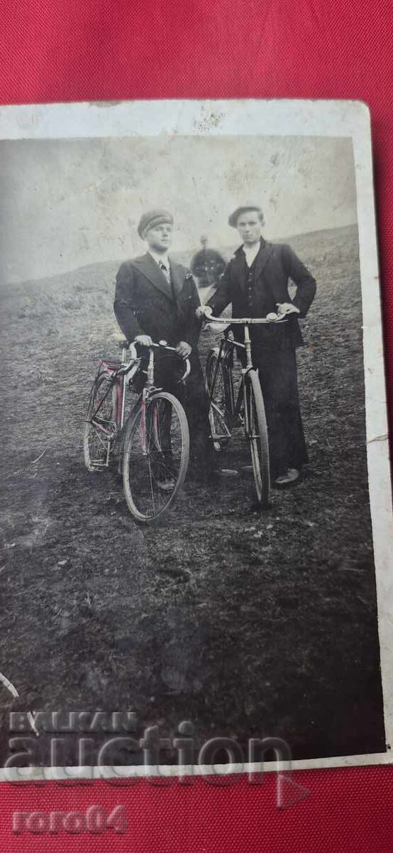 CICLIȘTI - SATUL YANA - 1932 cu preț € 10.99 | 21.49 BGN