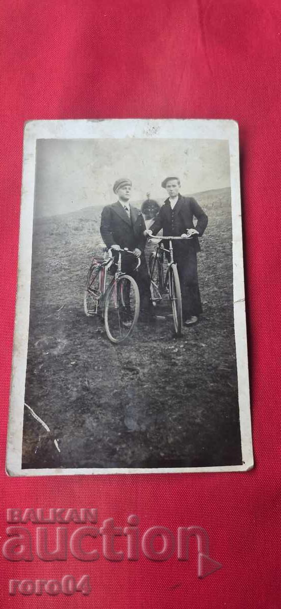 CICLIȘTI - SATUL YANA - 1932