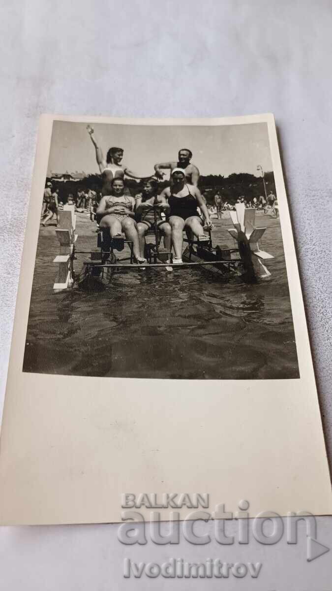 Fotografie bărbați și femei cu hidrobicicleta în mare