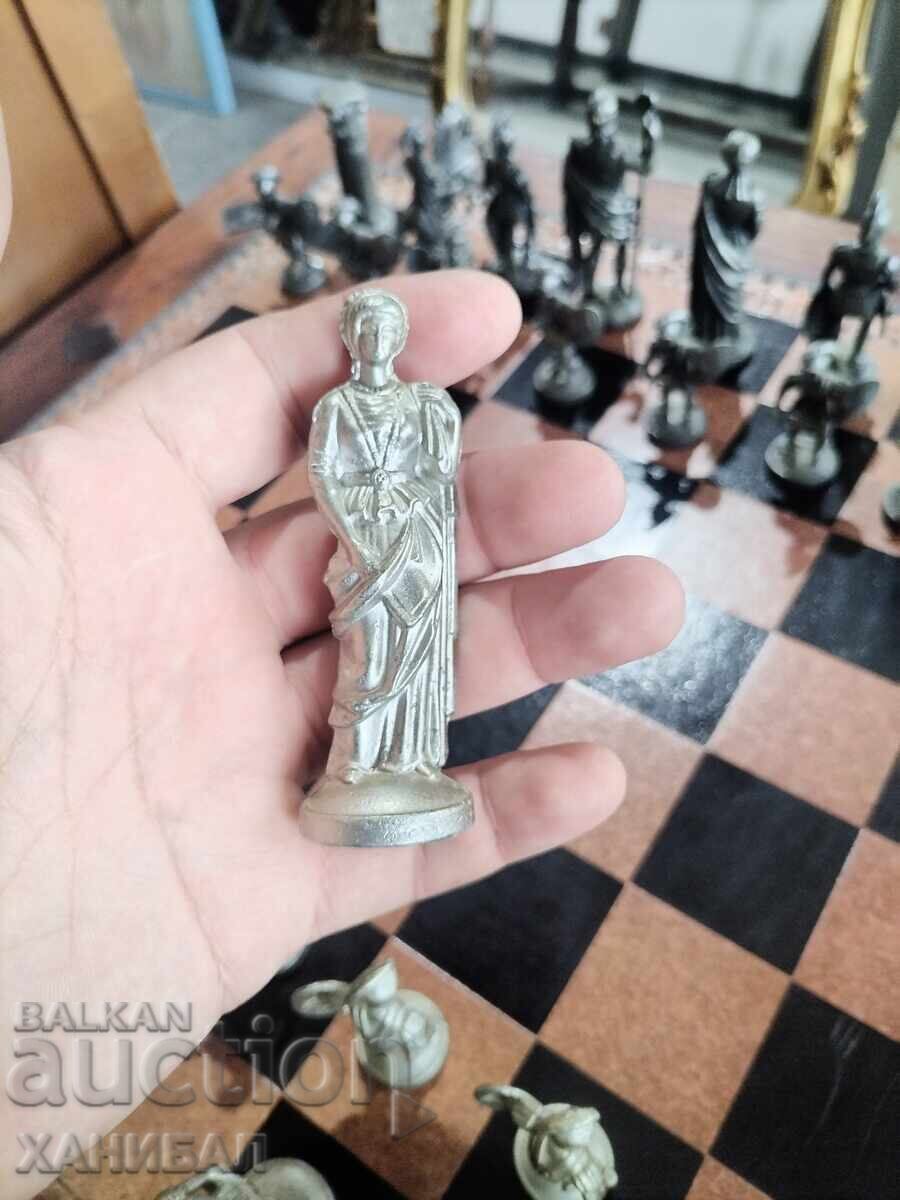 Auction  VERY BEAUTIFUL CHESS SET WITH METAL PIECES