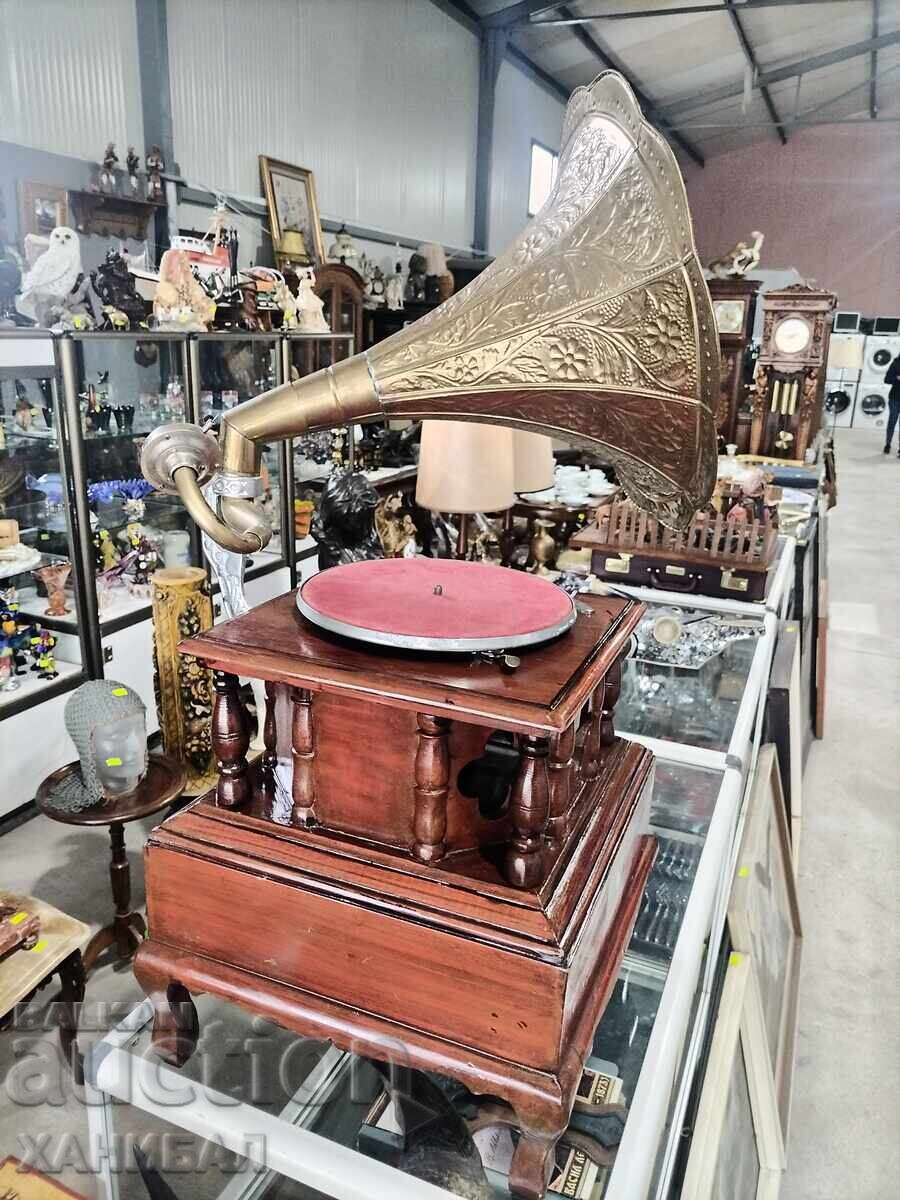 ΠΟΛΥ ΟΜΟΡΦΟ ΓΡΑΜΜΟΦΩΝΟ MASTER'S VOICE με τιμή € 500.00 | 977.92 BGN