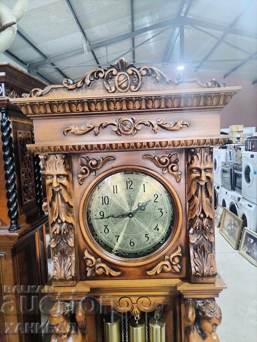 CEAS UNICAT DE PARDOSEALĂ CU SCULPTURĂ ÎN LEMN cu preț € 800.00 | 1564.67 BGN