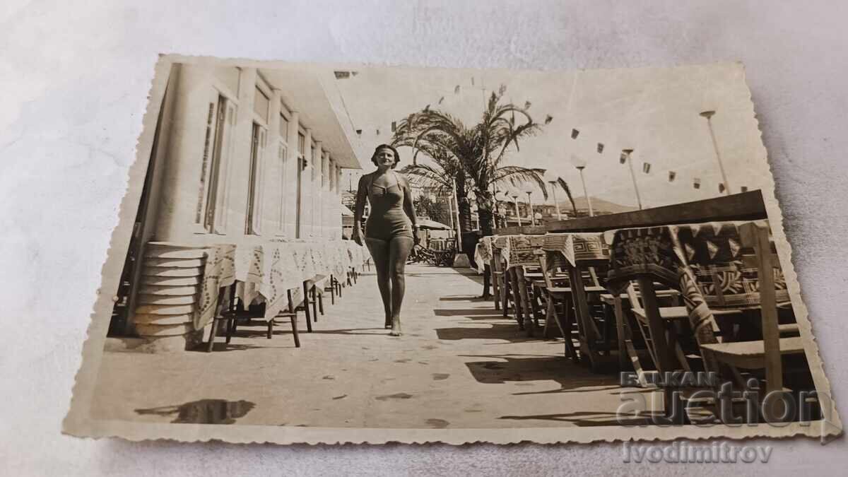 Photo San Remo Young woman in a retro swimsuit