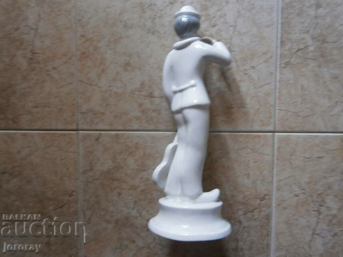 Figurină din porțelan 33 cm cu preț € 7.00 | 13.69 BGN