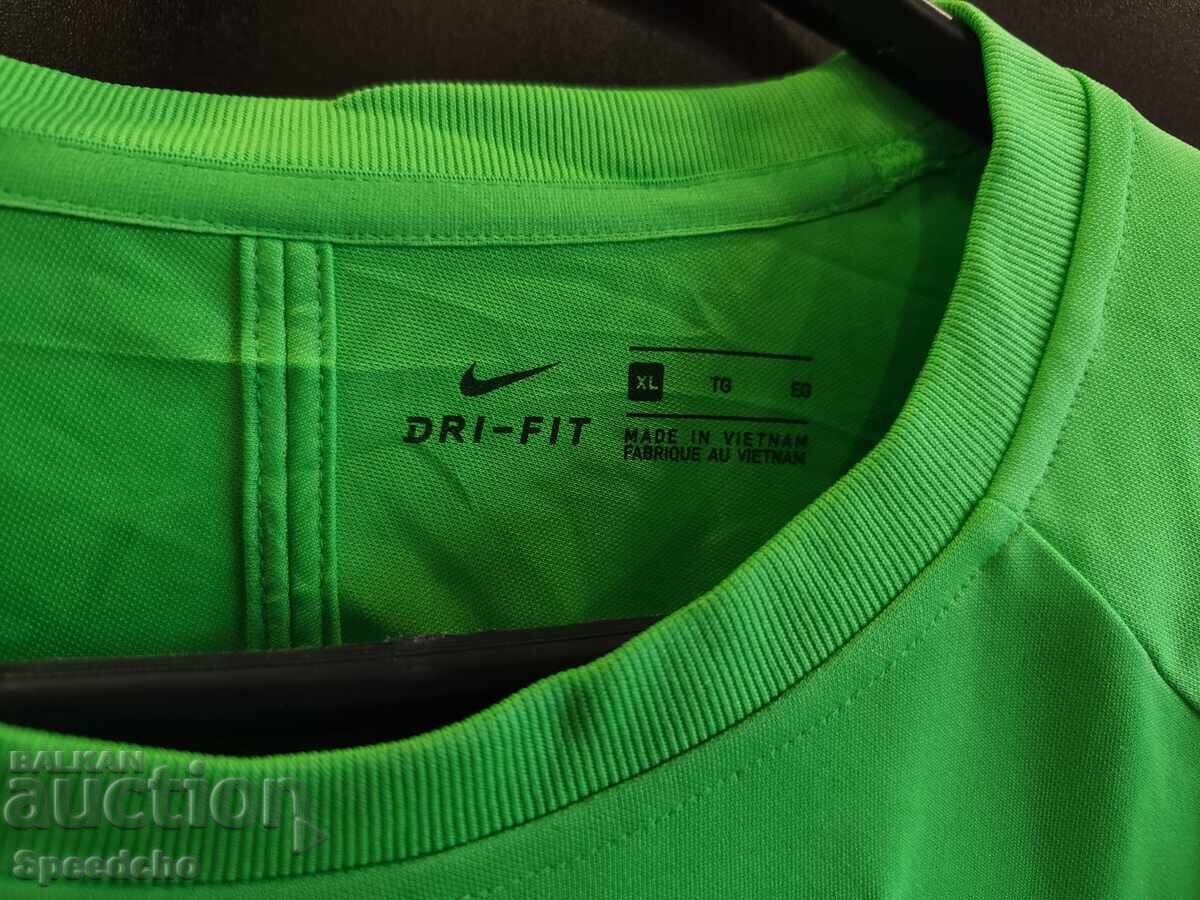 Доставка на Чисто нова тренировъчна тениска на Лудогорец XL