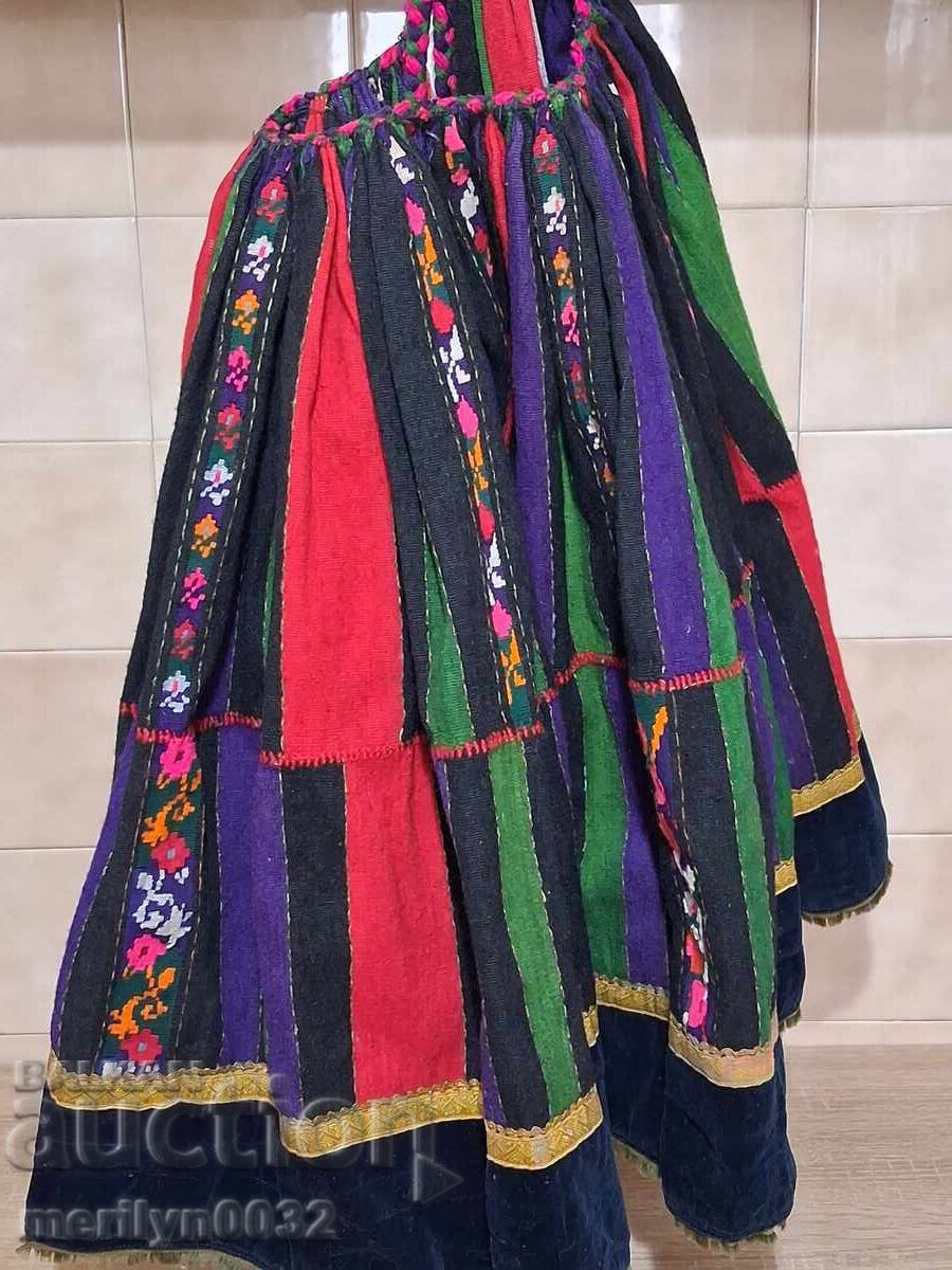 Licitație Pishimal de 150 de ani, costum popular, broderie, brăcinar, karlyanka