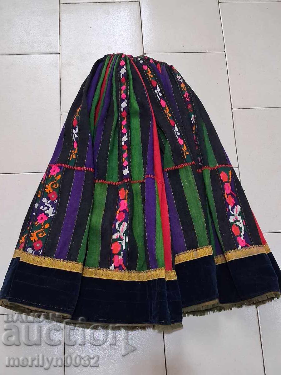 Livrarea Pishimal de 150 de ani, costum popular, broderie, brăcinar, karlyanka