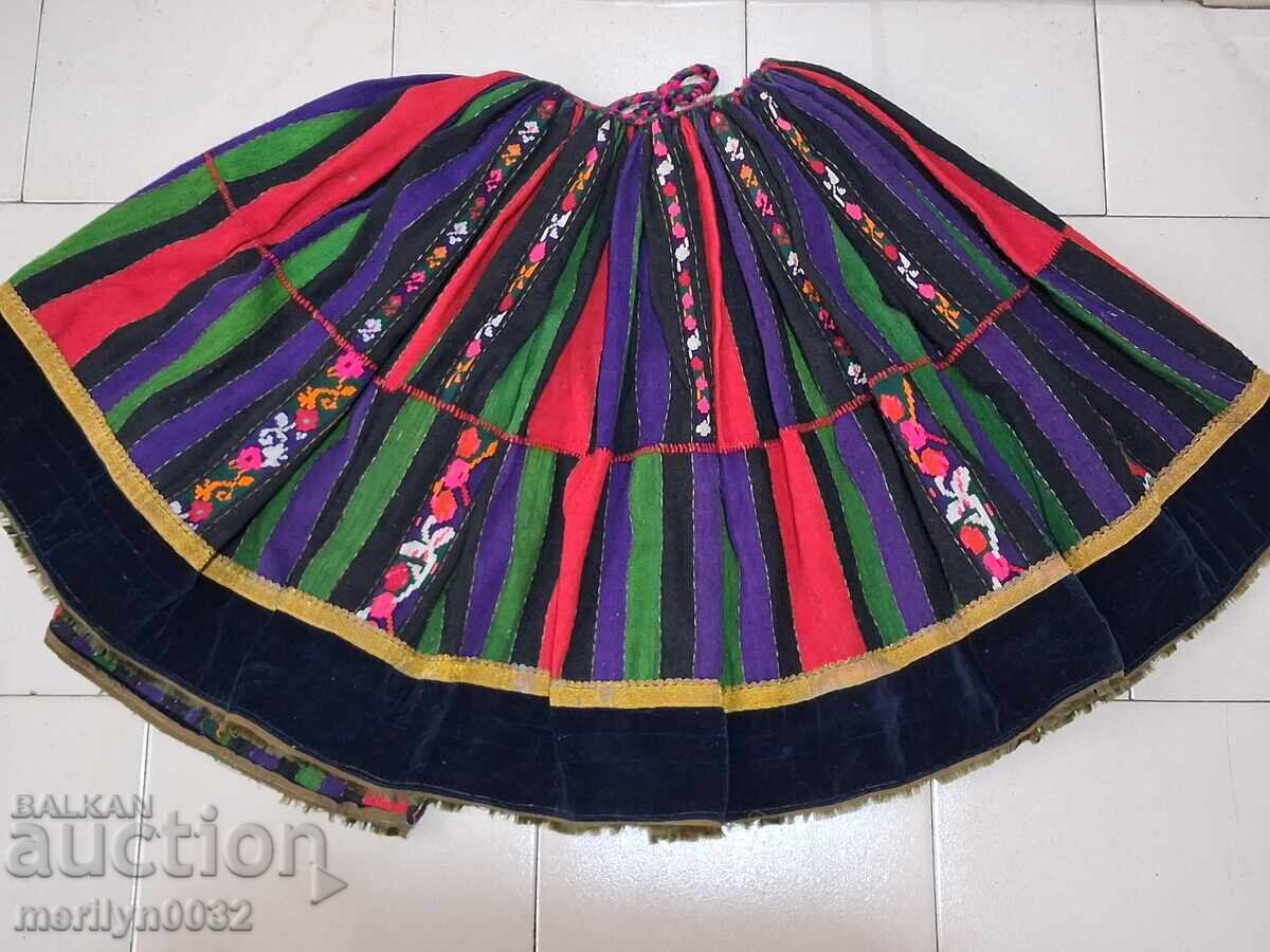 Pishimal de 150 de ani, costum popular, broderie, brăcinar, karlyanka