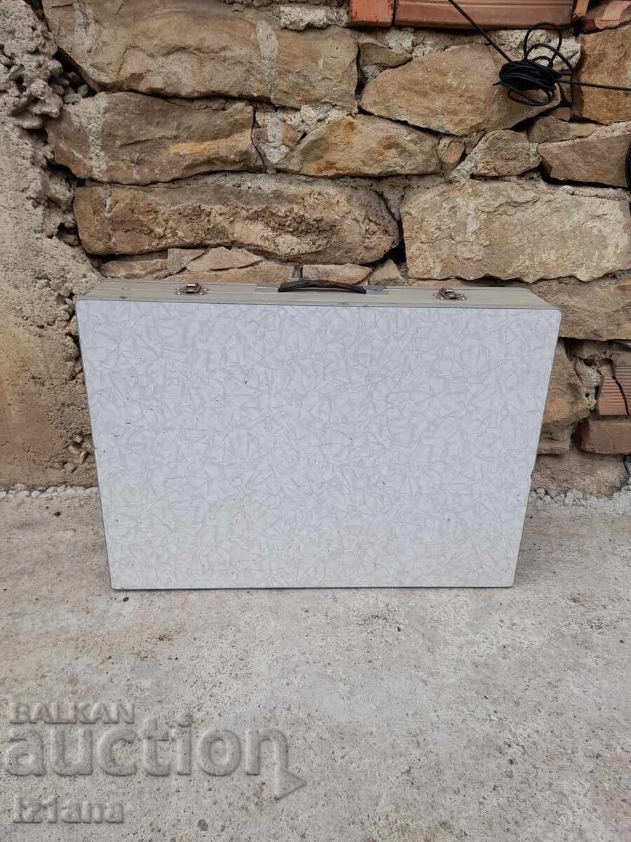 Παλιό σετ κάμπινγκ με τραπέζι και καρέκλες