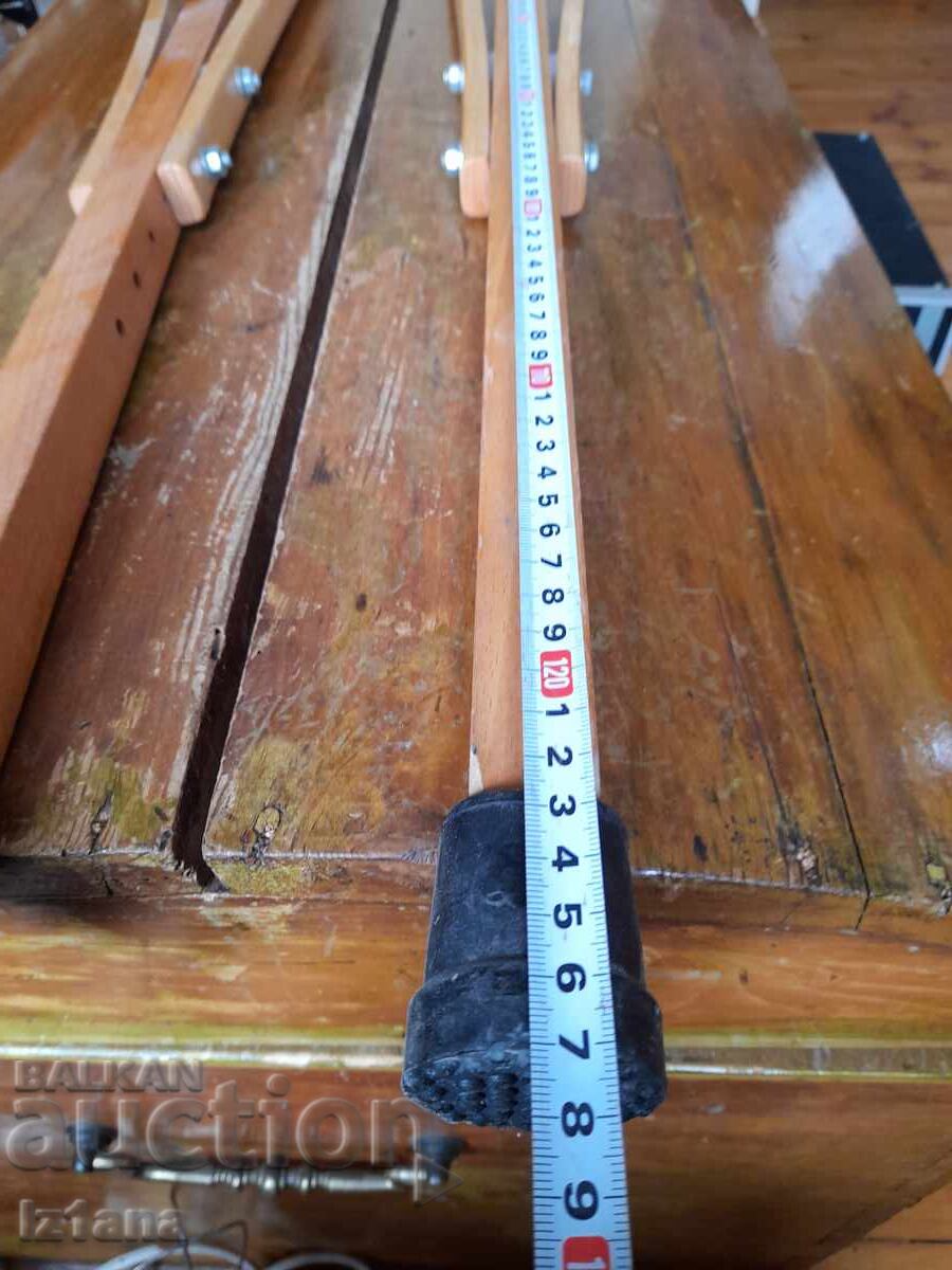 Стари дървени патерици с цена € 42.00 | 82.15 лв.