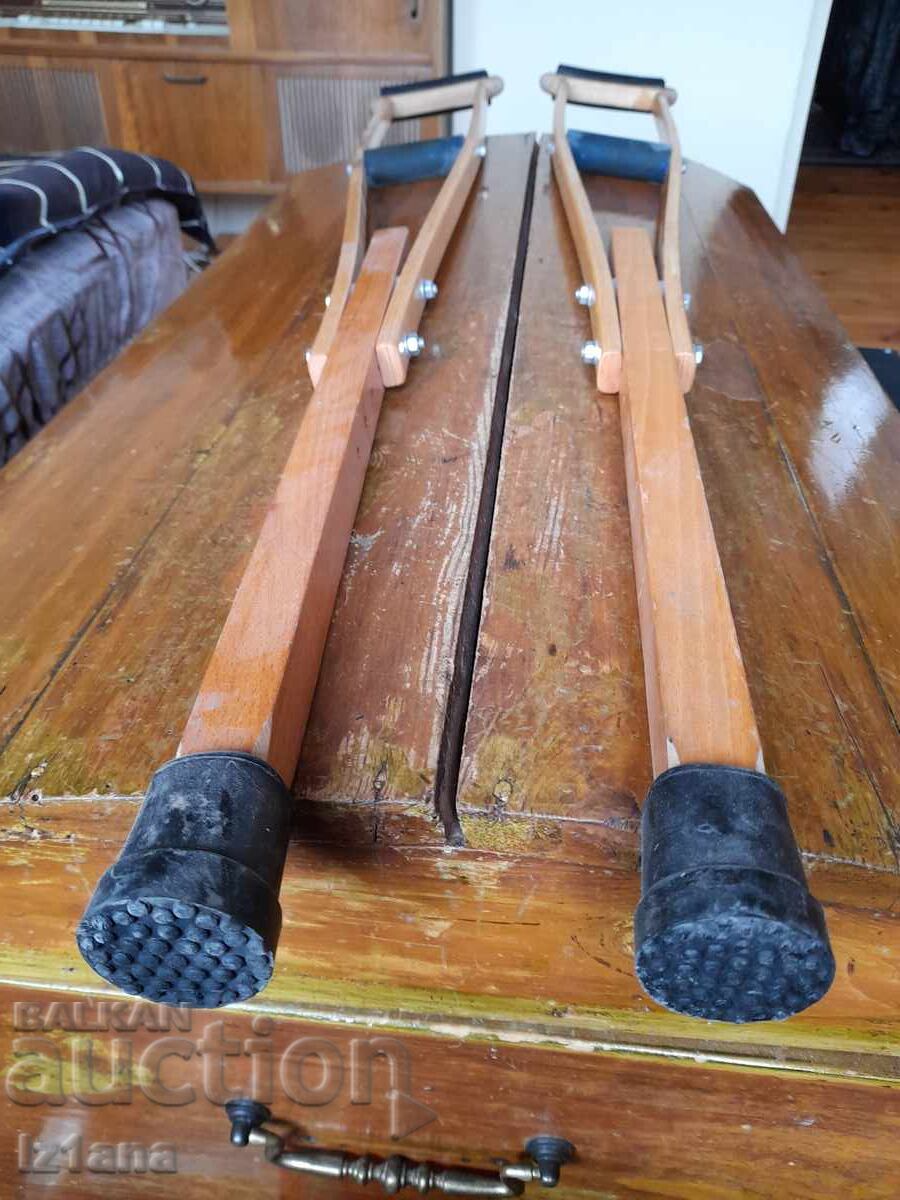 Доставка на Стари дървени патерици