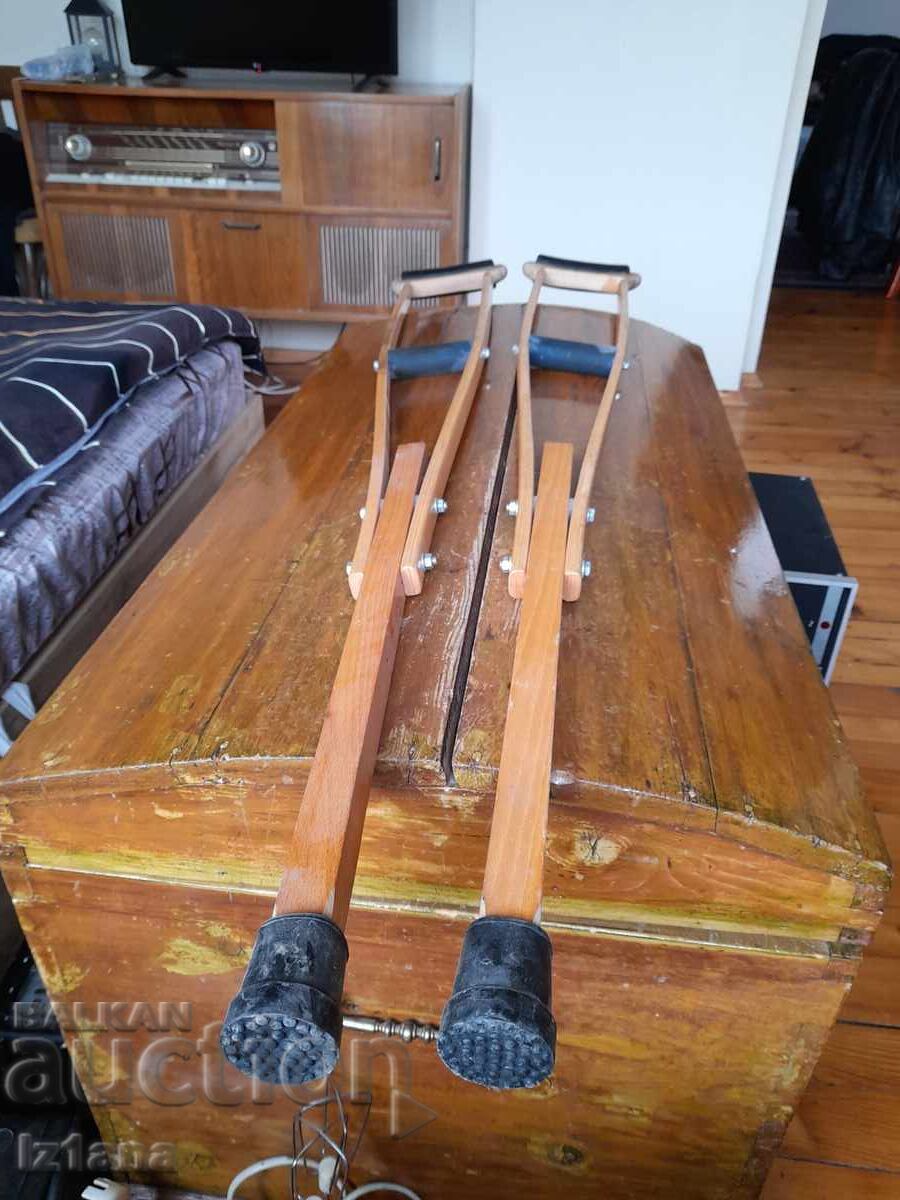 Стари дървени патерици