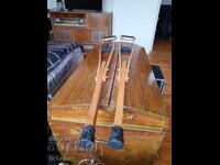 Стари дървени патерици