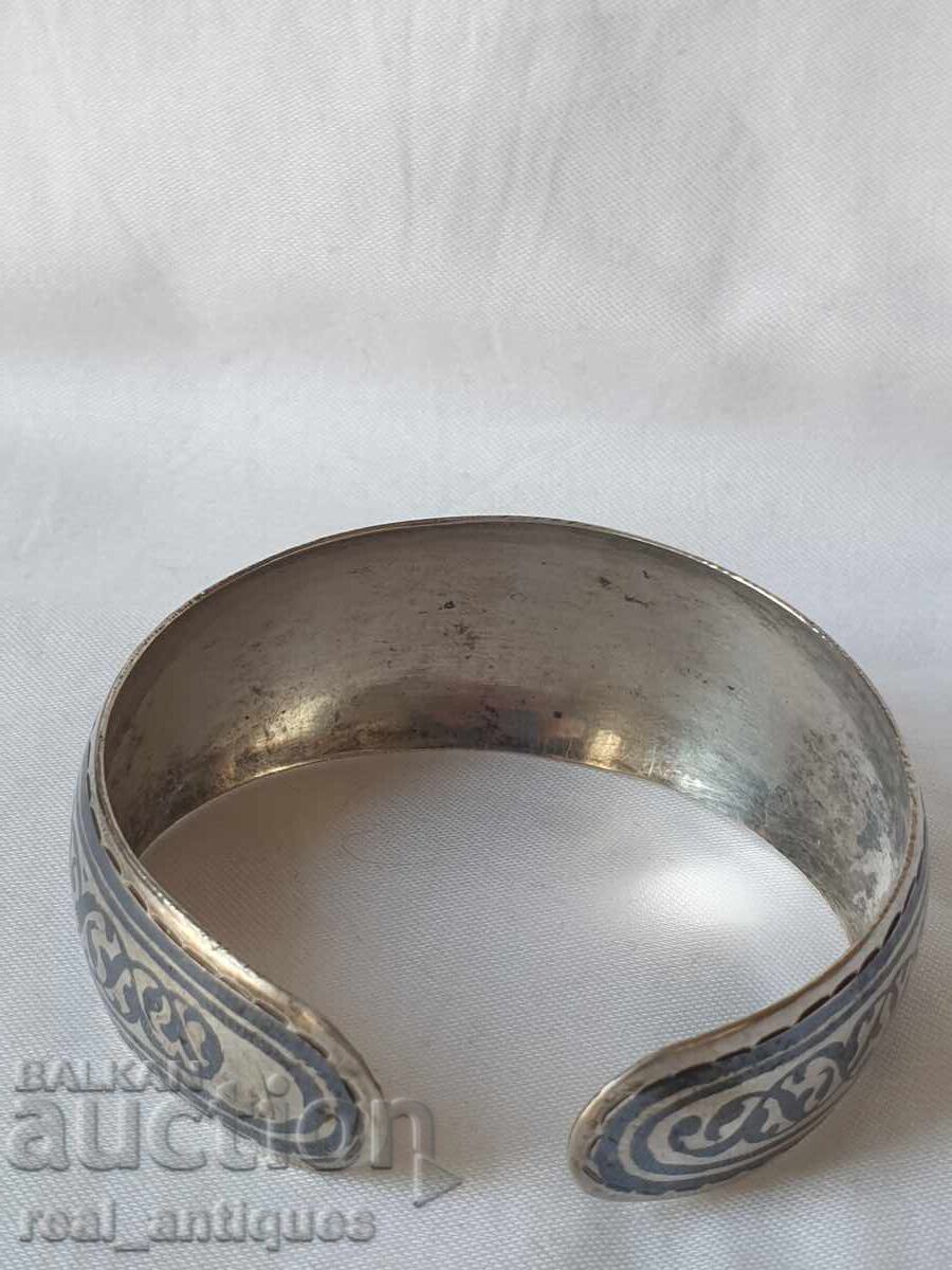 Delivery of silver bracelet