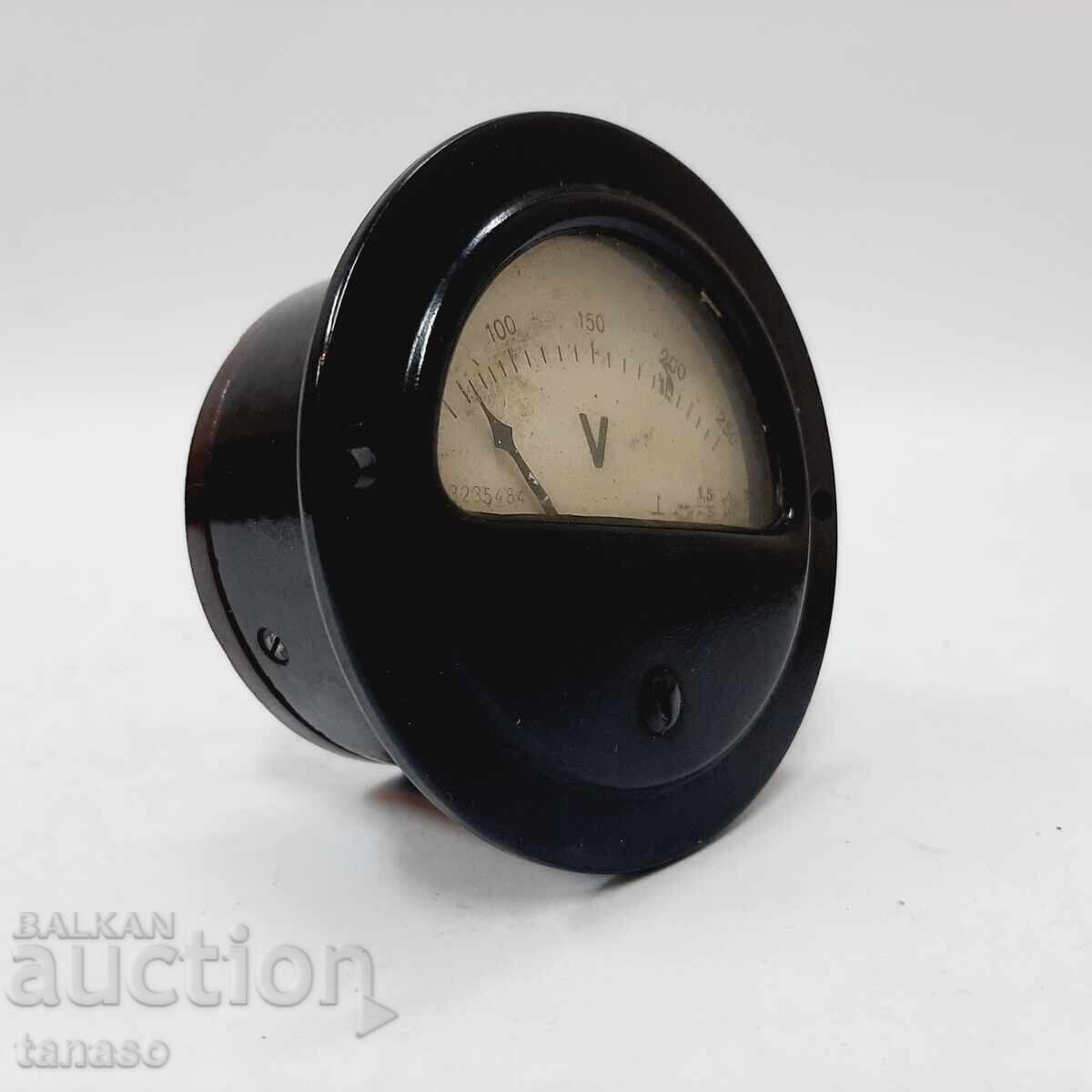Voltmetru rotund vechi din bachelită 0-250 V (8.5) cu preț € 15.00 | 29.34 BGN