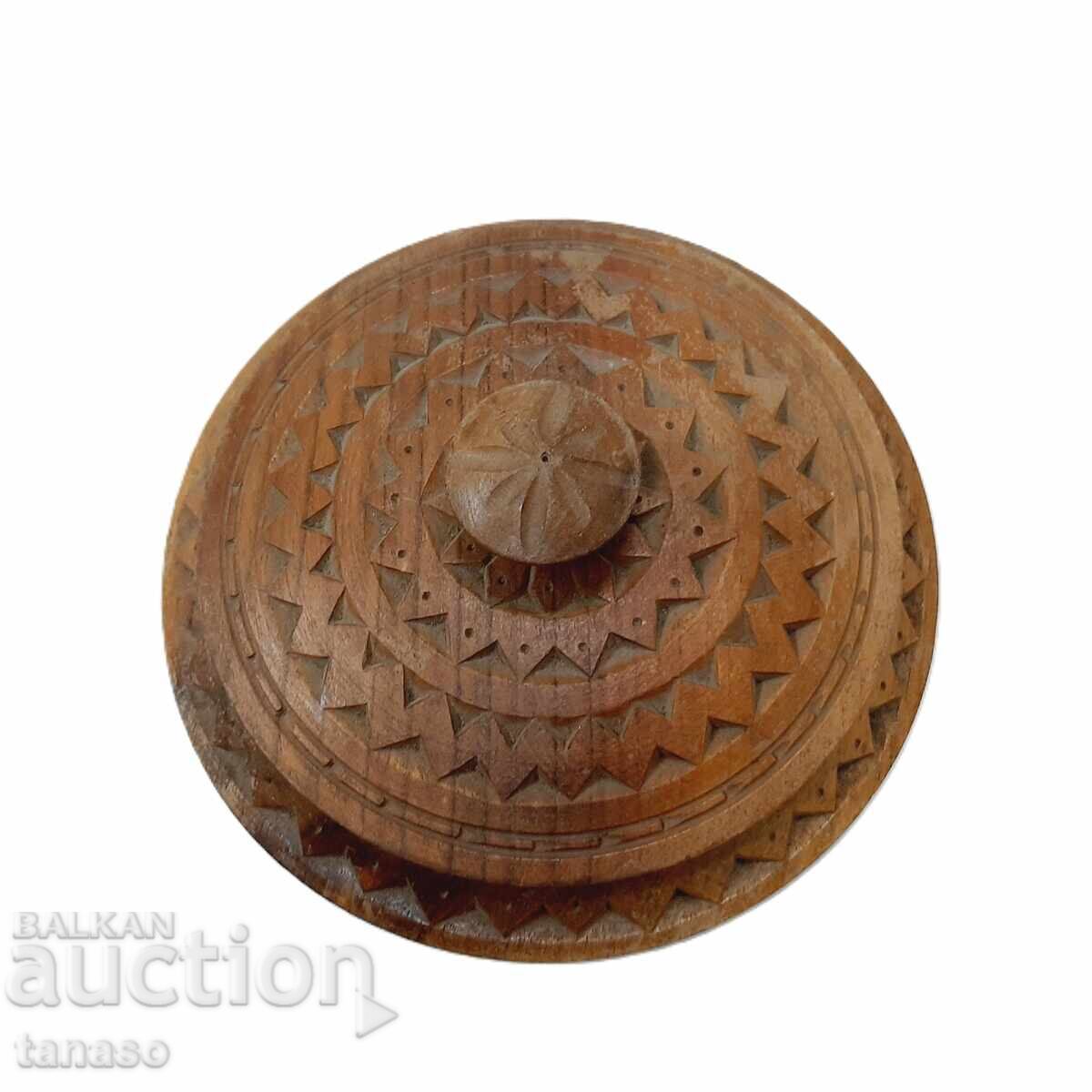 Auction  Old round carved wooden box (6.4)