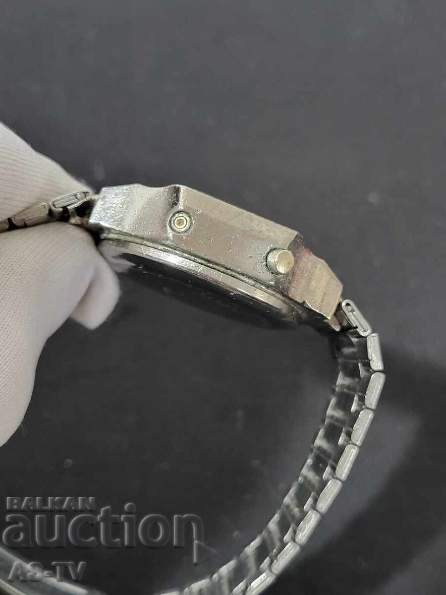 Доставка на Дигитален часовник