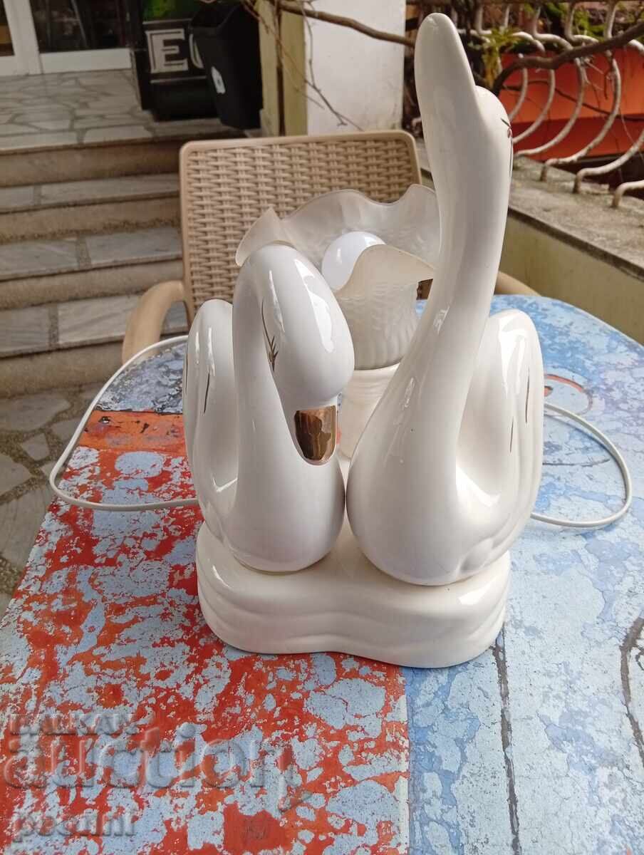 Πορσελάνινο φωτιστικό νυκτός με κύκνους με τιμή € 30.00 | 58.68 BGN