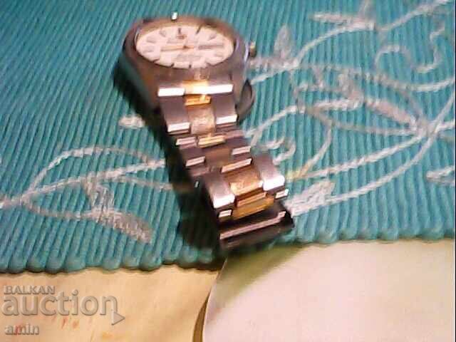 Επιχρυσωμένο ρολόι λειτουργεί τέλεια λείπει το τζάμι με τιμή € 10.00 | 19.56 BGN