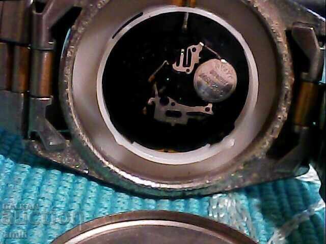 Παράδοση Επιχρυσωμένο ρολόι λειτουργεί τέλεια λείπει το τζάμι