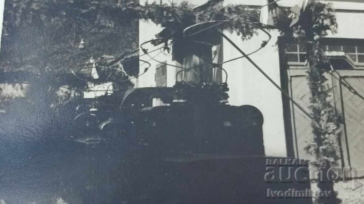 Licitație Fotografie Doi bărbați în fața unui atelier Licitație Fotografie Doi bărbați în fața unui atelier
