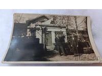 Fotografie Doi bărbați în fața unui atelier