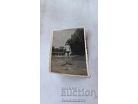 Снимка Млад мъж с плавници покрай река