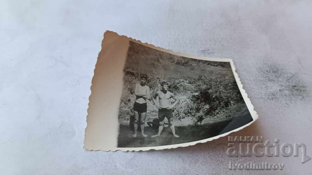 Fotografie: Doi tineri lângă un râu